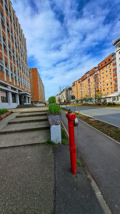 De vanzare in Reșița pe Bd Republicii cladire comerciala de 4etaje