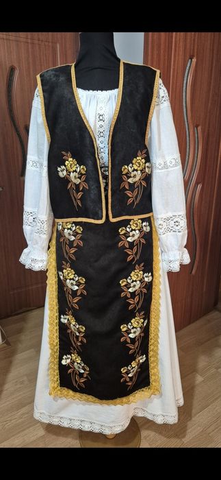 Costum femei disponibil M L