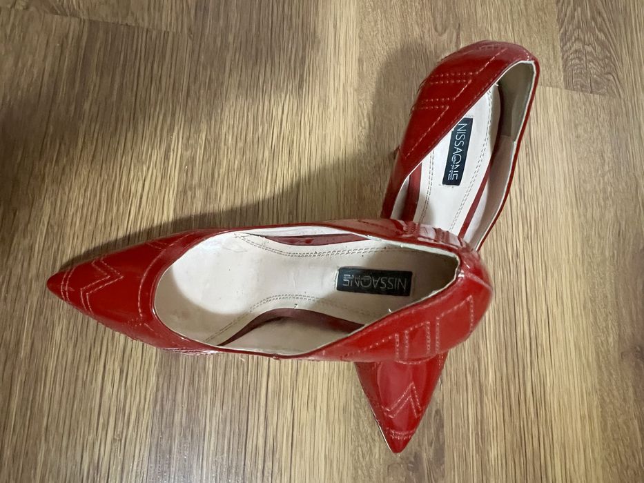 Pantofi stiletto roșii din lac Nissa – mărimea 38