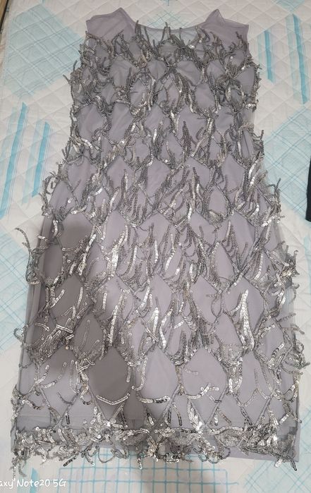 Вечернее платье серебристого цвета