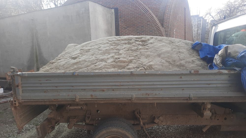 Nisip pietriș balast beton concasat bobcat miniexcavator taiere beton