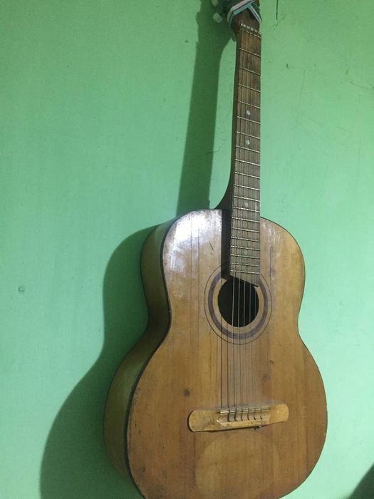 Gitara sotiladi xolati zor