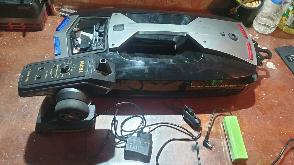 Лодка за захранване на риба