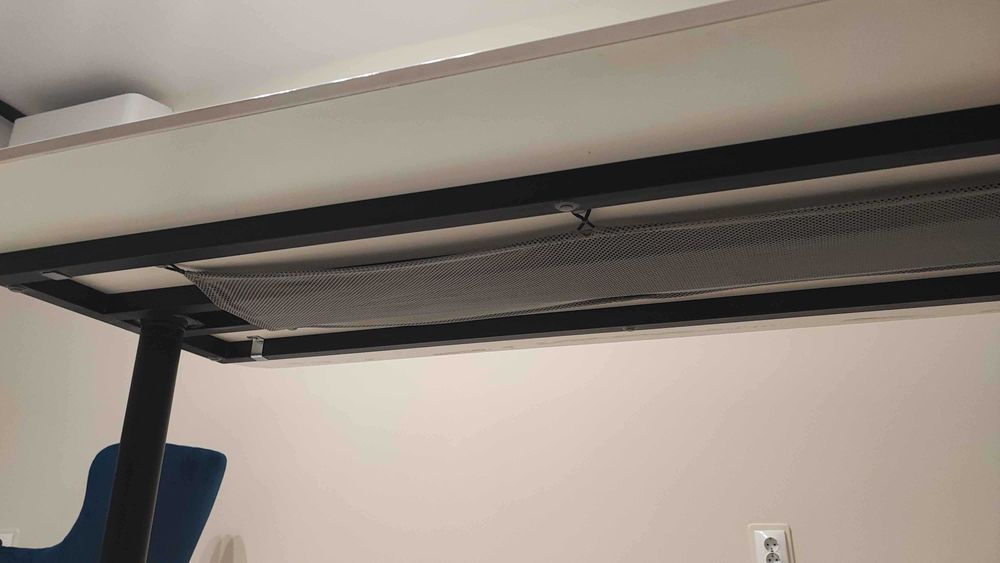 Ikea бюро Bekant бял плот с черни крака