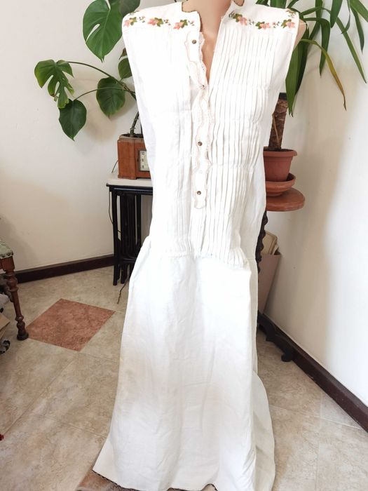 Шест Автентични Старинни Царски Ризи Рокли Блузи от Народни Носии