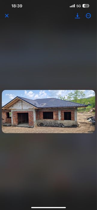 Executam  Case la Rosu