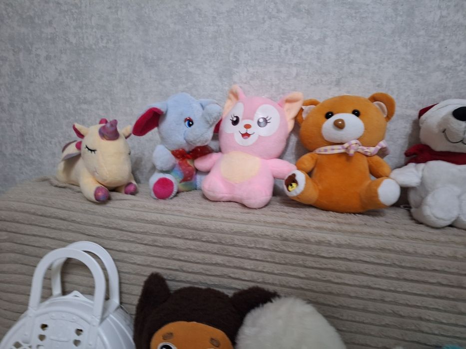 Мягкие игрушки много,