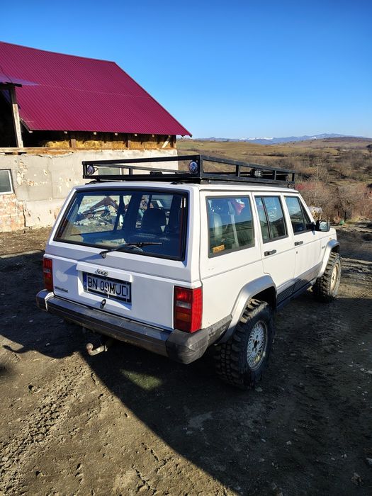 Vând jeep cherokee xj