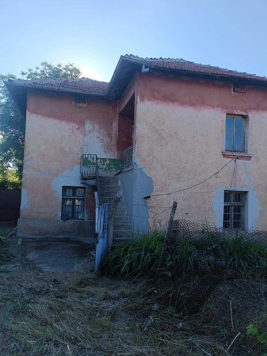 Продавам къща в с. Три кладенци.