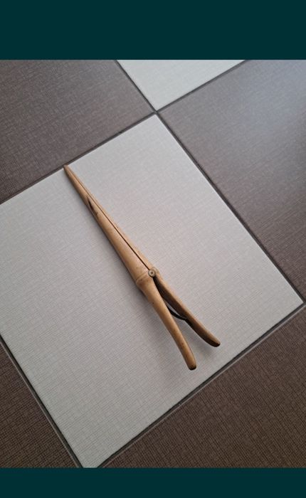 Papuci din lemn masiv.