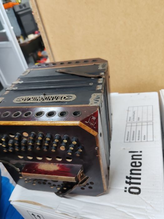 Vând acordeon foarte vechi