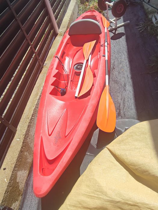 Caiac sit on top SeaDog 2,95 m (Suedia), inclus 2 padele, scaun negru și sistem transport roti