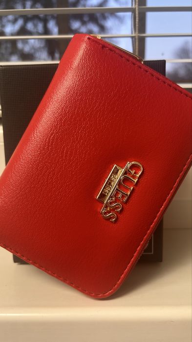 Дамско протмоне GUESS