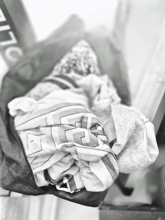 Отдам даром стол.  обогреватель