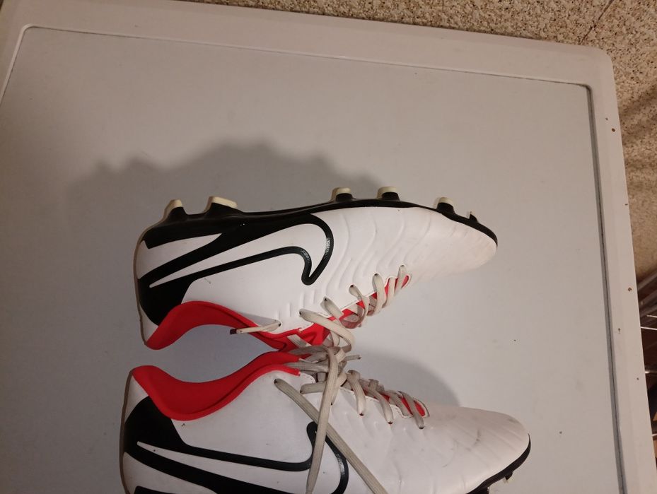 Продавам бутонки за футбол