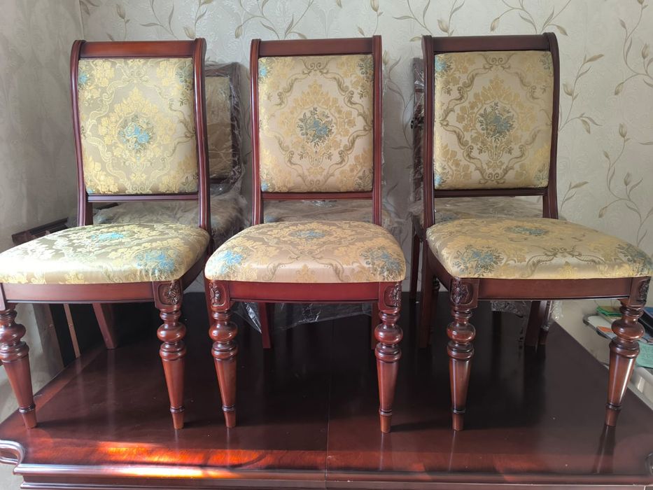 Гостевой стол и 6 стульев