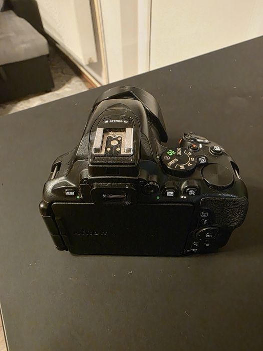 Nikon D5600 Kit (< 2000 cadre) + 768GB Carduri (512GB incl.)