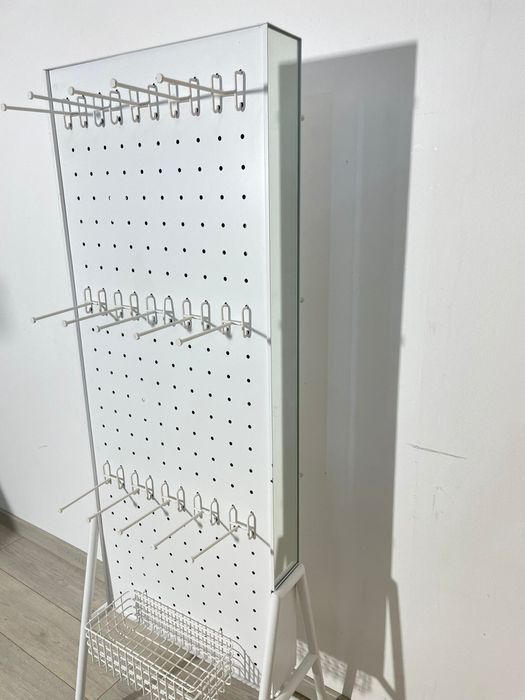 Stand Metalic cu Oglinzi, Agățători Și Coș Inferior; Raft Expozițional