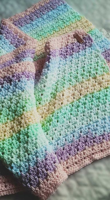 Топъл зимен шал плетен на една кука в пастелни цветове.