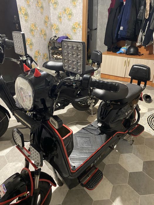 Электро скутер в подарок шлем