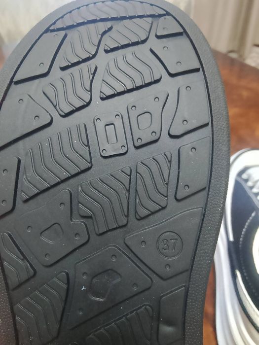 Кроссовки в отличном состоянии