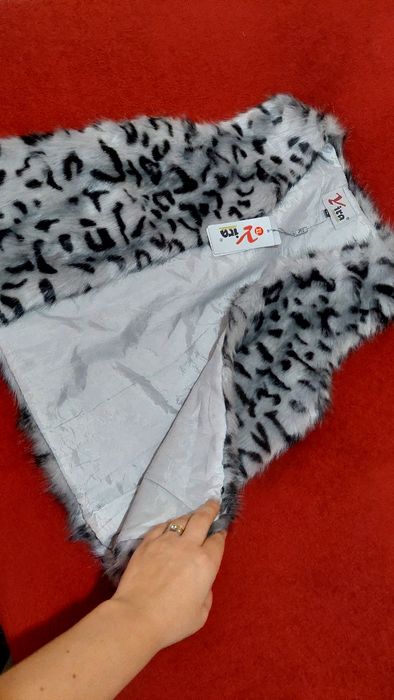 Vesta blana noua cu eticheta