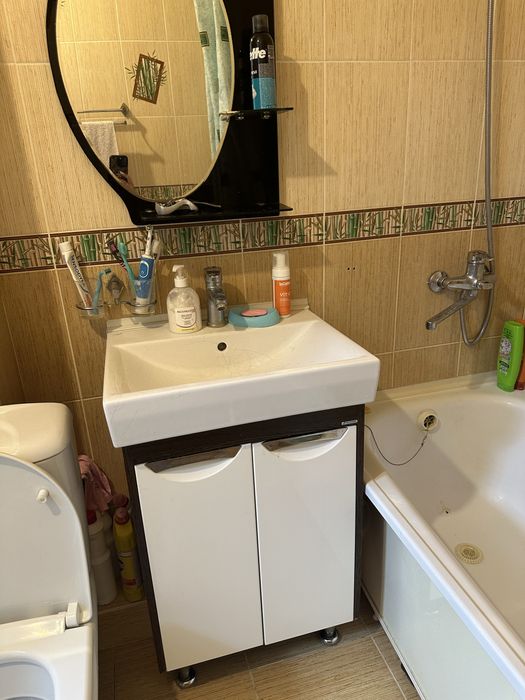 Раковина с тумбой,зеркало,унитаз