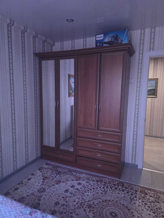 Продам шкаф с зеркалом
