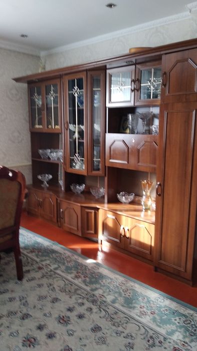 Продам б/у , стенка, стол со стуьлями, морозильник