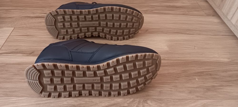 Продавам кожени маратонки на фирмата Зара