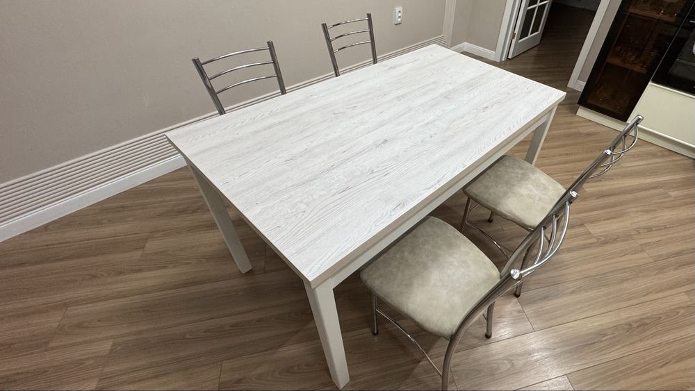 Обеденный стол и стулья 6 штук