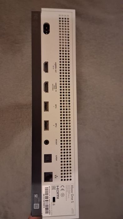 Vând xbox one s 1tb