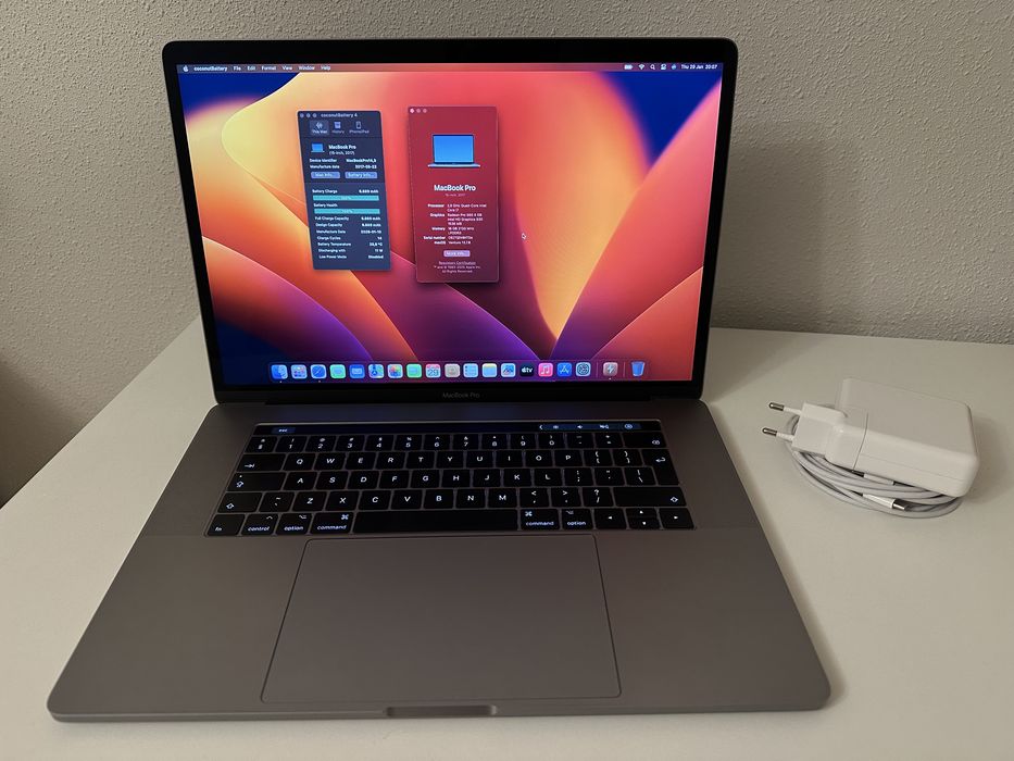 MacBook Pro 2017 Touchbar (15", Retina, A1707) 500 GB, i7, Radeon 4 GB
