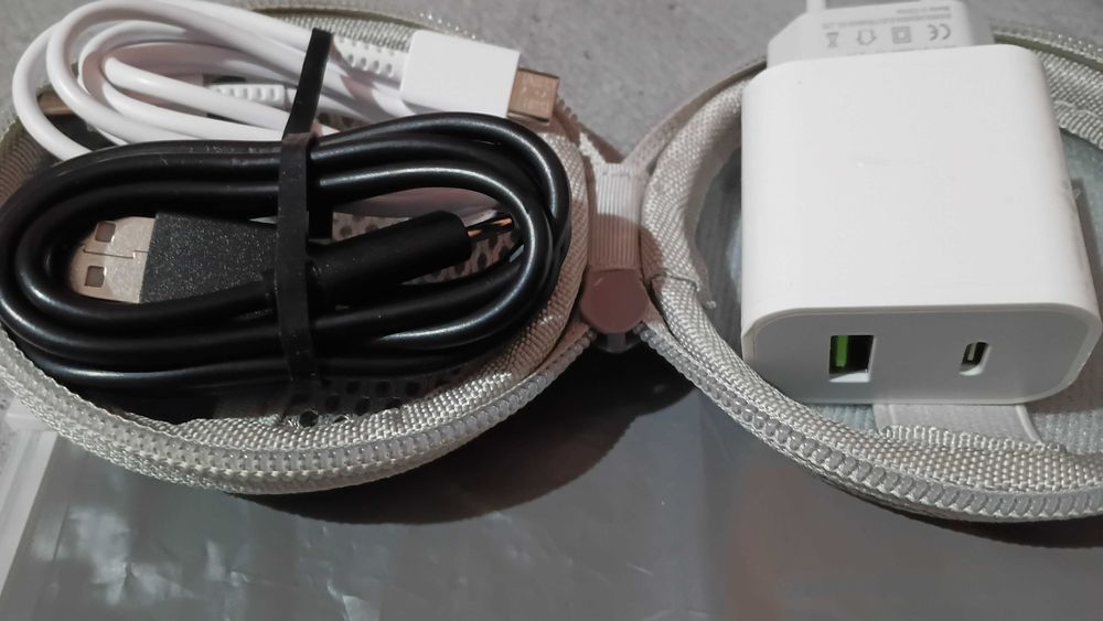 Incarcator Travel charger USB A si tip C cu husa si cabluri