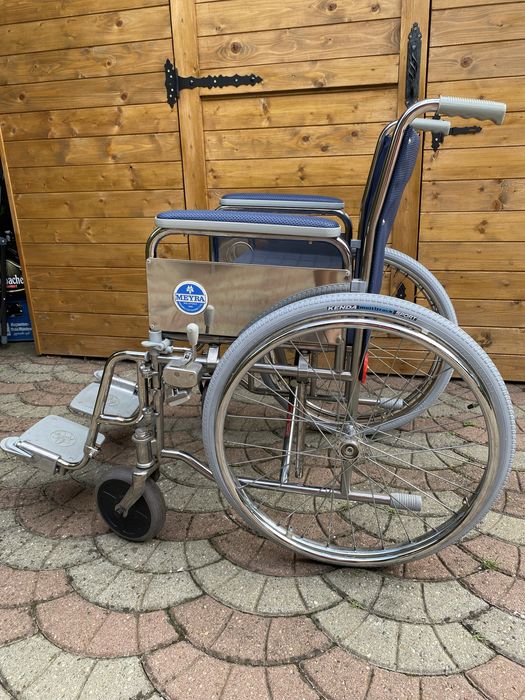 Vand scaun cu rotile in stare buna de funtionare