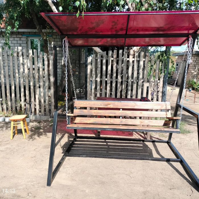 Качели с навесом  садовые