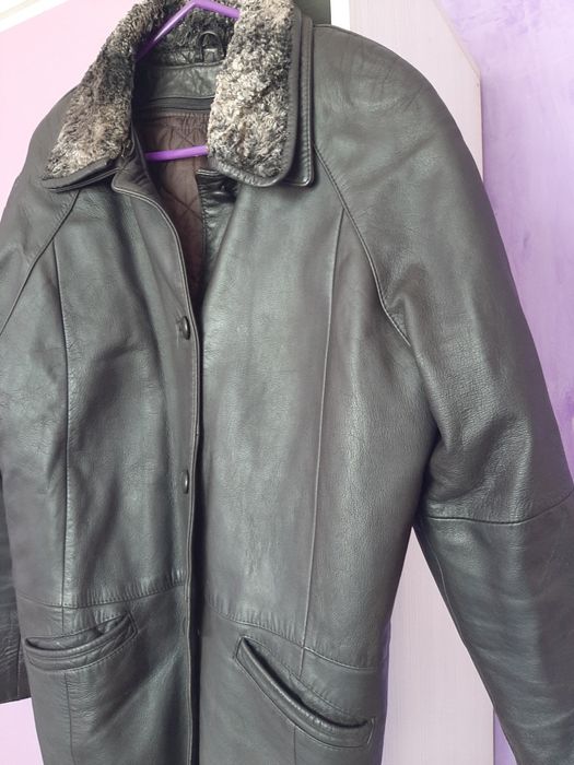 Естествено кожена шуба почти нова без забележки.