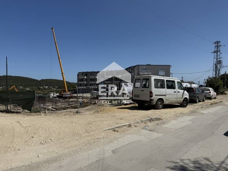 Тристаен апартамент за продажба, в новострояща се сграда, кв. Виница,