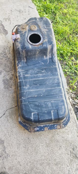 Продам бензобак на Киа Соренто