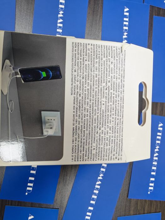 Зярядно IPHONE Cellularline  20W със стойка за телефон