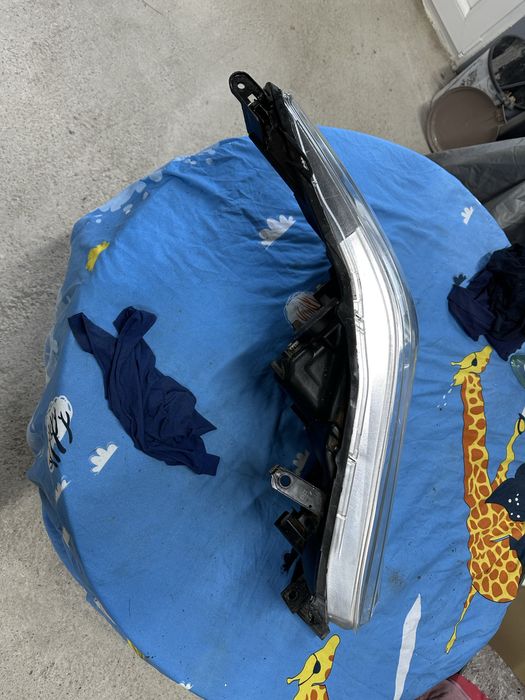 Far stânga toyota  hylux.