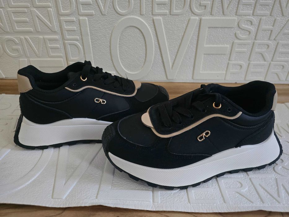 Дамски черни маратонки с висока подметка