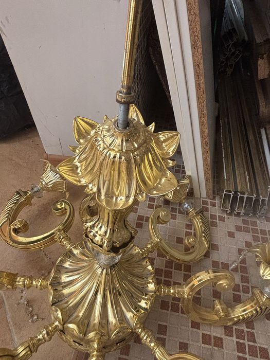 Люстры золотистые