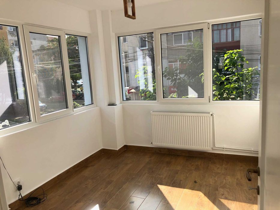 Spatiu comercial, vad intens, vitrine, utilitati, parcari, 130 mp