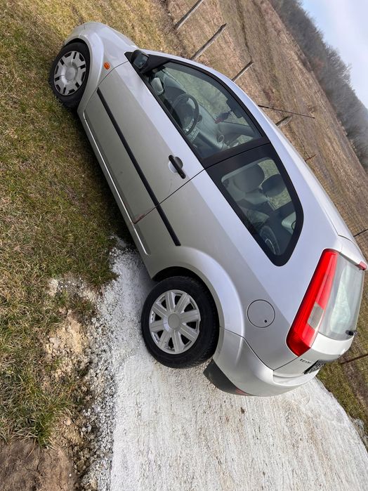 Fost fiestă 1.4 benzină 800€