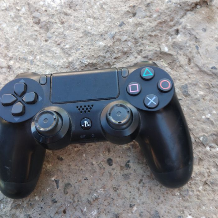 Продаетса игровой жостик пс 5 без гаранти