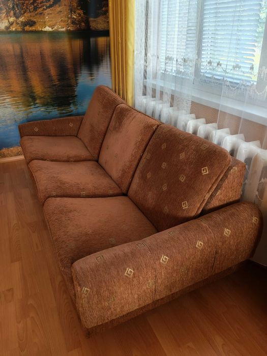 Продавам холна гарнитура(Диван,два фотьойла и две табуретки)