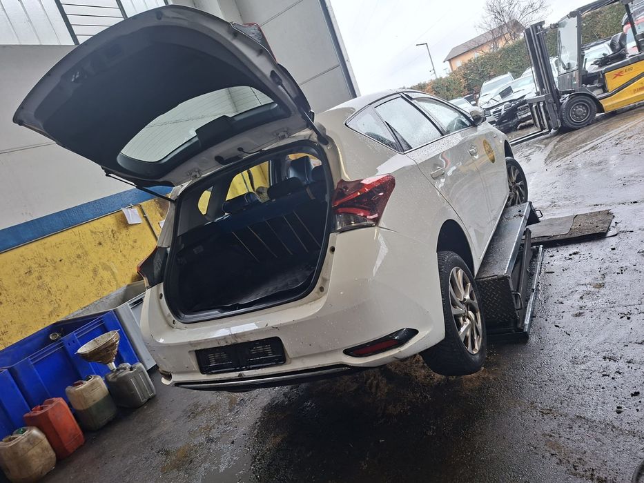 Piese toyota auris hybrid 2016 facelift
