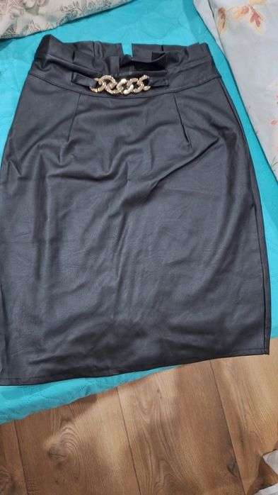 Пола черна кожена