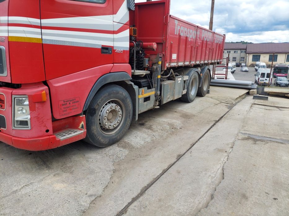 Autobasculanta cu macara